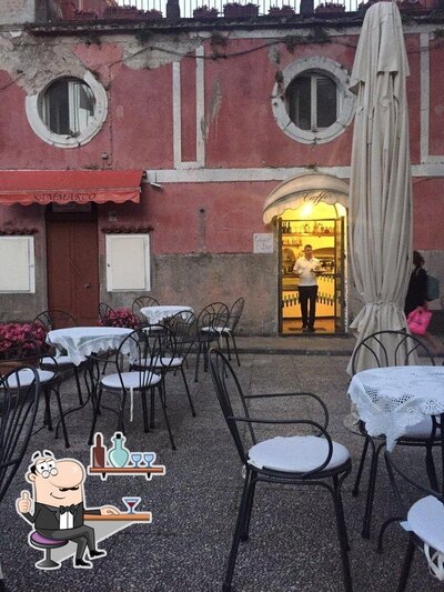 Gli interni di Luigi's Bar