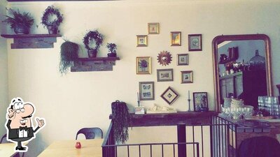 Installez-vous à l'une des tables de L'Impasse