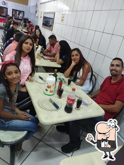 Sente em uma das mesas no Bar e Restaurante Centenario