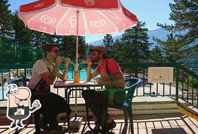 Installez-vous à l'une des tables de Restaurant Parc de la Piscine Barcelonnette Sangri"llades