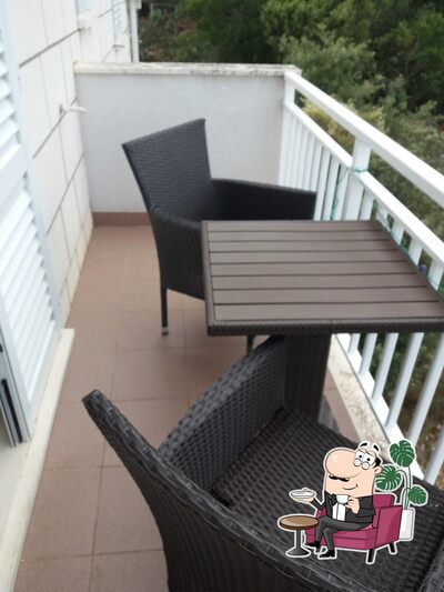 Siediti a un tavolo di Pansion Matana