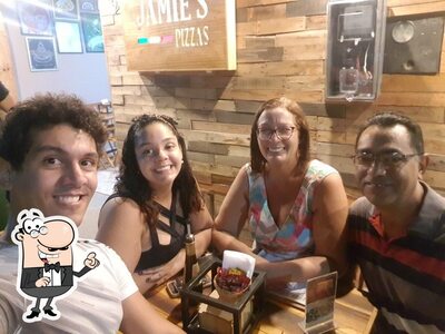 O interior do Jamies Pizzas