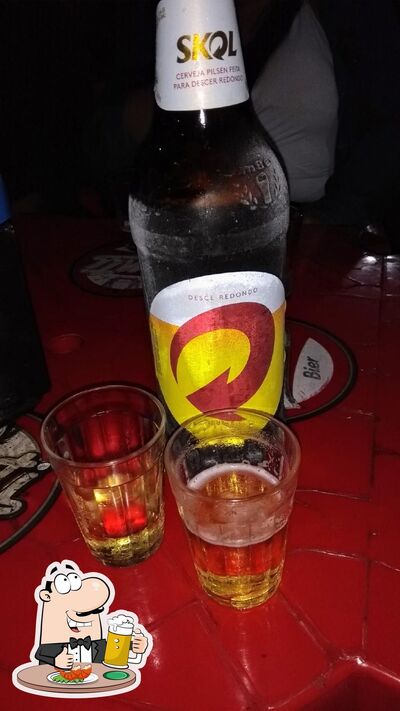 Desfute um copo de cerveja leve ou escura