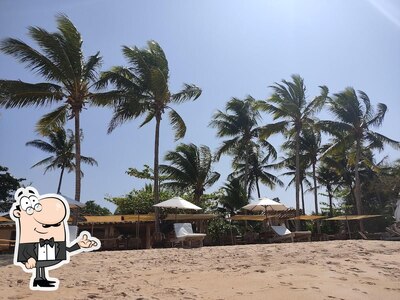 Sente em uma das mesas no Manzuko Beach Club Barra do Cahy