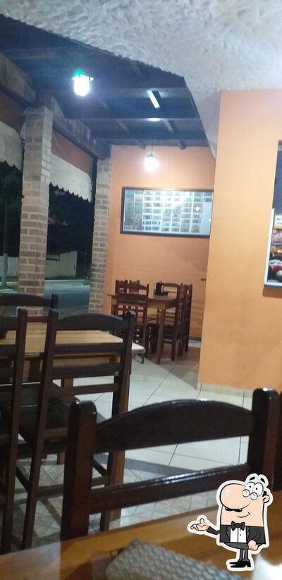 Sente em uma das mesas no Casa dos Pastéis
