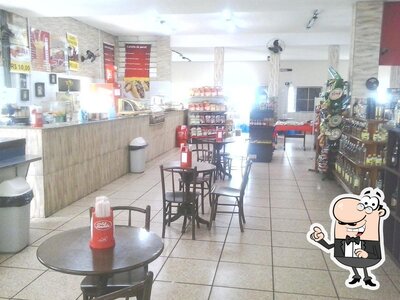 Sente em uma das mesas no Churrascaria e Lanchonete Recanto