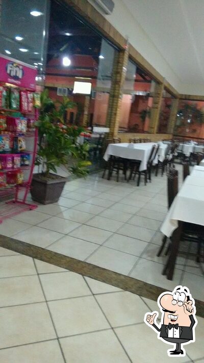 Sente em uma das mesas no Churrascaria Encantado
