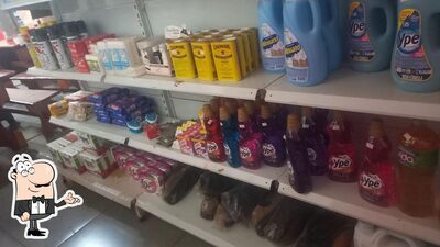 Sente em uma das mesas no Comercial Capão Seco