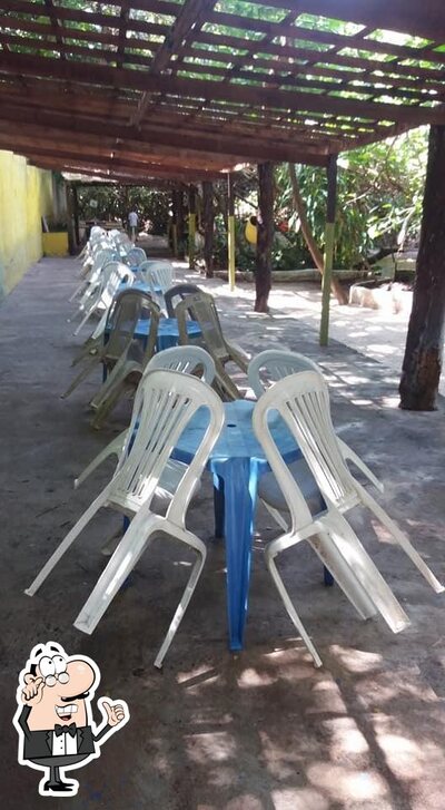 Sente em uma das mesas no Toca do Chico