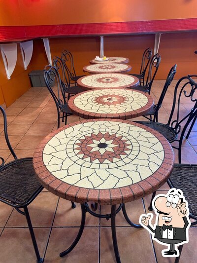 Installez-vous à l'une des tables de Mar