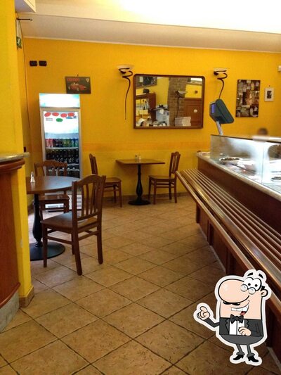 Installez-vous à l'une des tables de Bar Canonica