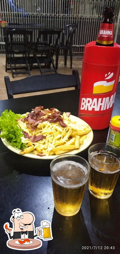 Desfute um copo de cerveja leve ou escura