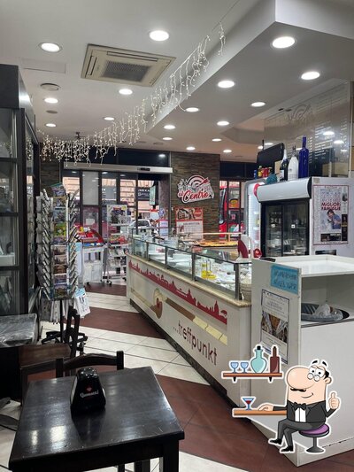 Siediti a un tavolo di Pizzeria e tabacchi 24H