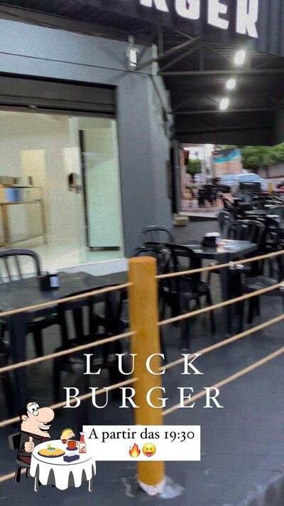 Deguste um dos hambúrgueres disponíveis no Luck Burger