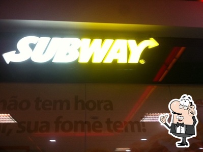 Sente em uma das mesas no Subway