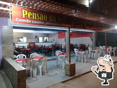 Sente em uma das mesas no Pensão da Nete
