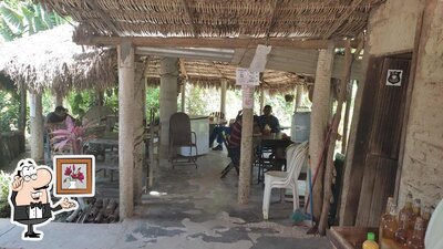 Sente em uma das mesas no Barraca Café do Sertão