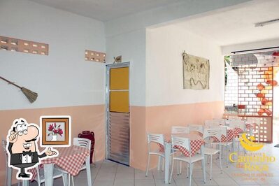 Sente em uma das mesas no Restaurante Caminho da Roça