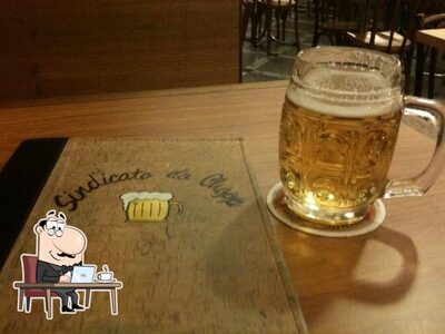 Sente em uma das mesas no Sindicato do Chopp