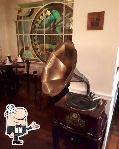 Sente em uma das mesas no 1912 Bistro