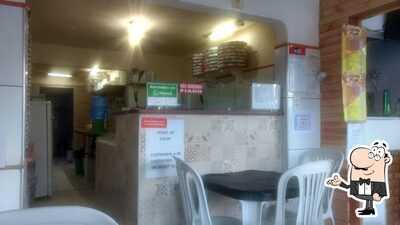 Sente em uma das mesas no Canoa Pizza