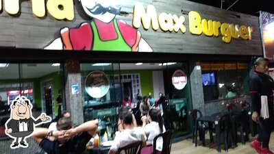 Sente em uma das mesas no Pizzaria Max Burguer - Gama