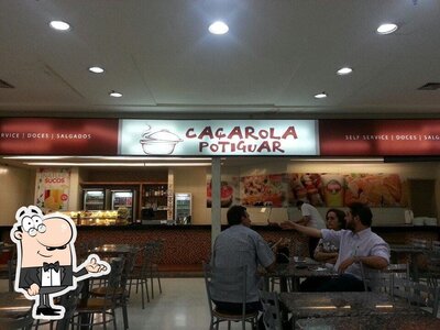 Sente em uma das mesas no Caçarola Potiguar