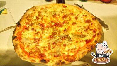 Prenditi una pizza alla pizzeria Forno Forchetta Bar Ristorante Pizzeria