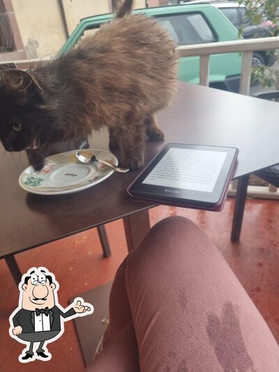 Dai un'occhiata agli interni di Art Cafe