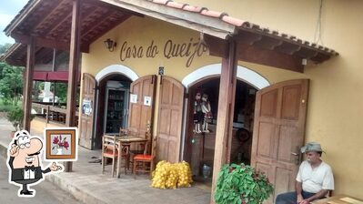 Sente em uma das mesas no RECANTO FLORA