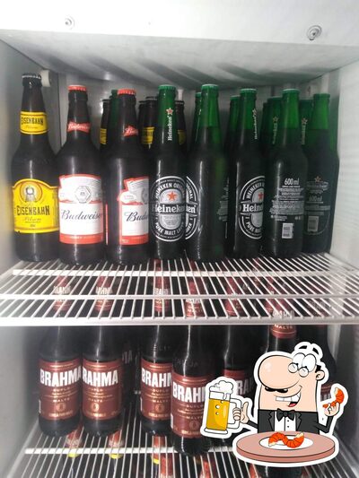 Desfute um copo de cerveja leve ou escura