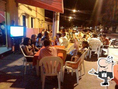 Sente em uma das mesas no Net Lanches
