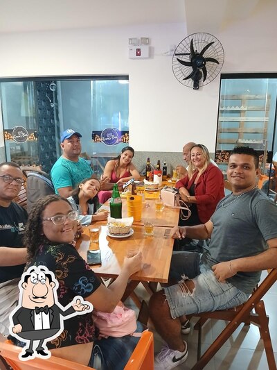 Sente em uma das mesas no Xuxa's Bar