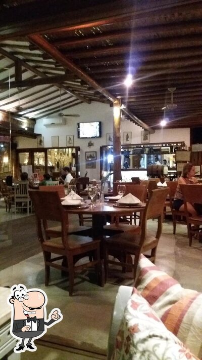 Sente em uma das mesas no Fabrizio Gastronomia