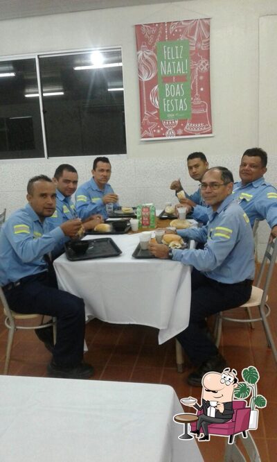 Sente em uma das mesas no Restaurante Sapore