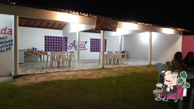 Sente em uma das mesas no Pizzaria E Ponto Do Açai