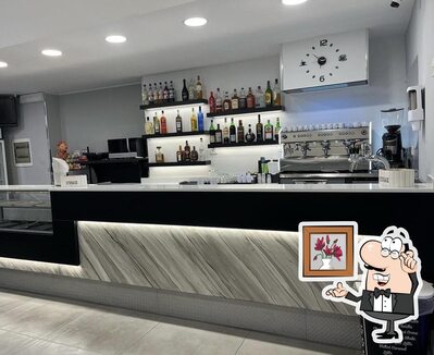 Dai un'occhiata agli interni di Bar Garibaldi