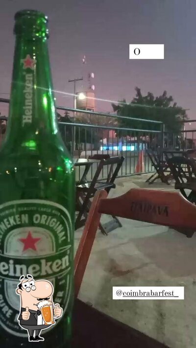 Desfute uma tulipa de cerveja leve ou escura