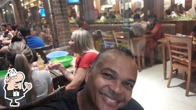 Sente em uma das mesas no Tô Aqui