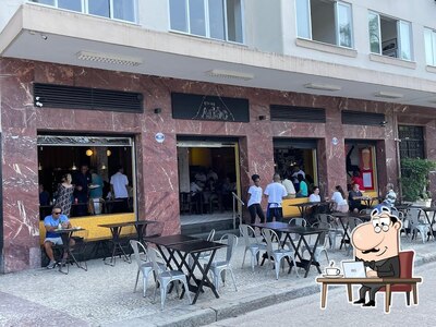 Sente em uma das mesas no Bar Do Adão -