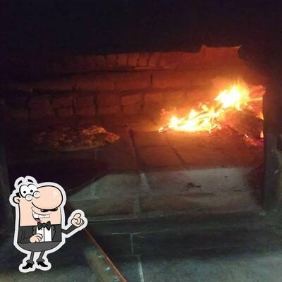 Sente em uma das mesas no Pizzaria Maracatu