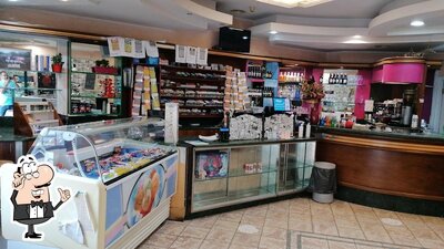 Dai un'occhiata agli interni di Rio Bar