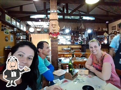 Sente em uma das mesas no pizzaria Capitão Mainha