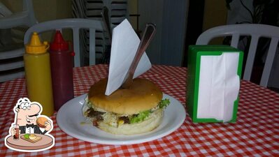 Delicie-se com um hambúrguer no Tchê Fraga Lanches