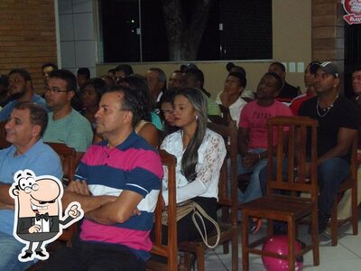 Sente em uma das mesas no Bar e Restaurante Cascatas