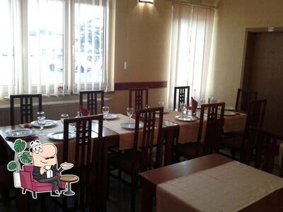Siediti a un tavolo di Bistro Dora