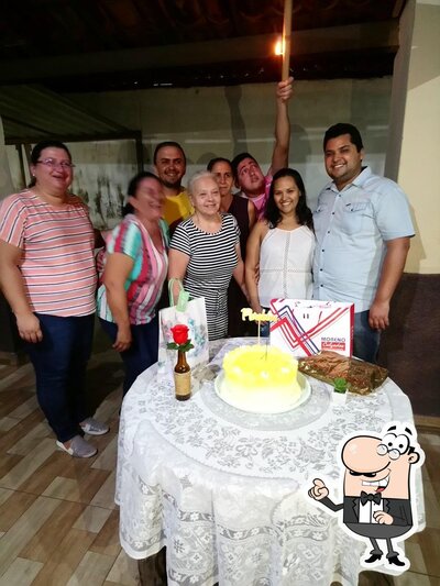 Sente em uma das mesas no Cabana's Beer