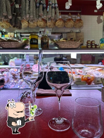 Goditi qualcosa da bere al ristorante Ristorante Salumeria Alfione