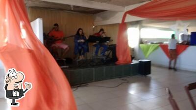 Sente em uma das mesas no Pizzarialisarojo