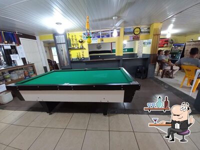 Sente em uma das mesas no Boteco do Kareca
